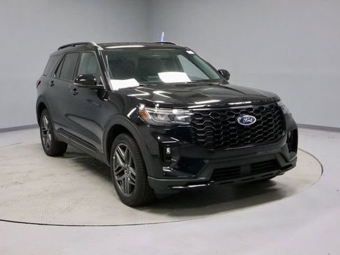Used 2025 Ford Explorer ST-Line w/ ST-Line Street Pack image 1