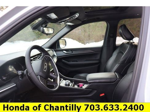 Used 2024 Jeep Grand Cherokee Altitude image 24