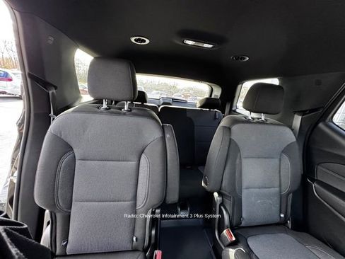 Used 2023 Chevrolet Traverse LT w/ Rear Camera Mirror Package image 17