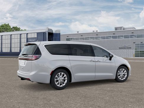 New 2026 Chrysler Pacifica Limited w/ Trailer Tow Group image 4