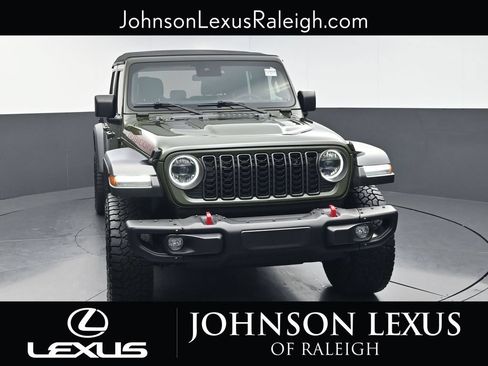 Used 2024 Jeep Gladiator Rubicon w/ Convenience Group AWD/4WD image 4