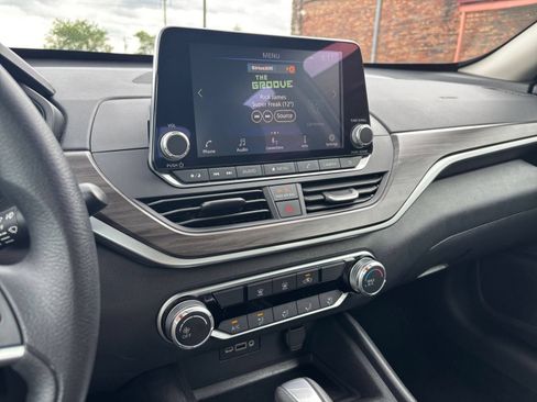 Used 2025 Nissan Altima 2.5 SV FWD image 16