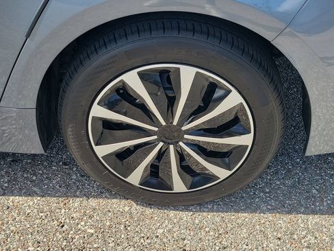 Used 2021 Toyota Corolla LE FWD image 5
