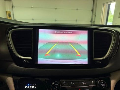 Used 2023 Chrysler Pacifica Touring-L FWD image 19