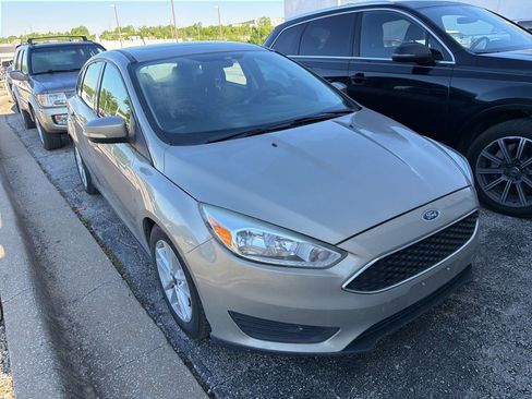 Used 2016 Ford Focus SE FWD image 2