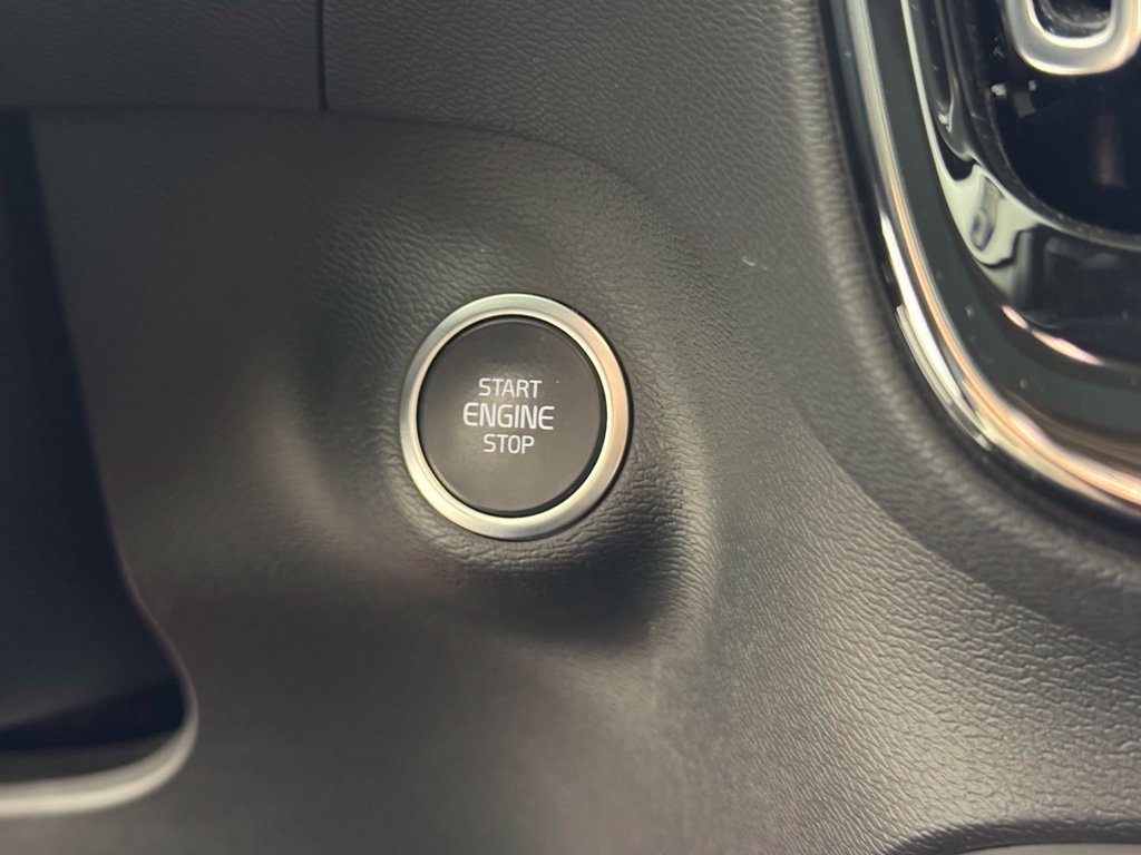 Certified 2024 Volvo XC40 B5 Core AWD/4WD image 21
