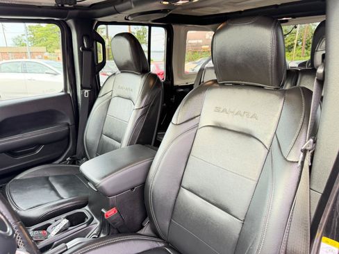 Used 2019 Jeep Wrangler Unlimited Sahara w/ Dual Top Group AWD/4WD image 13