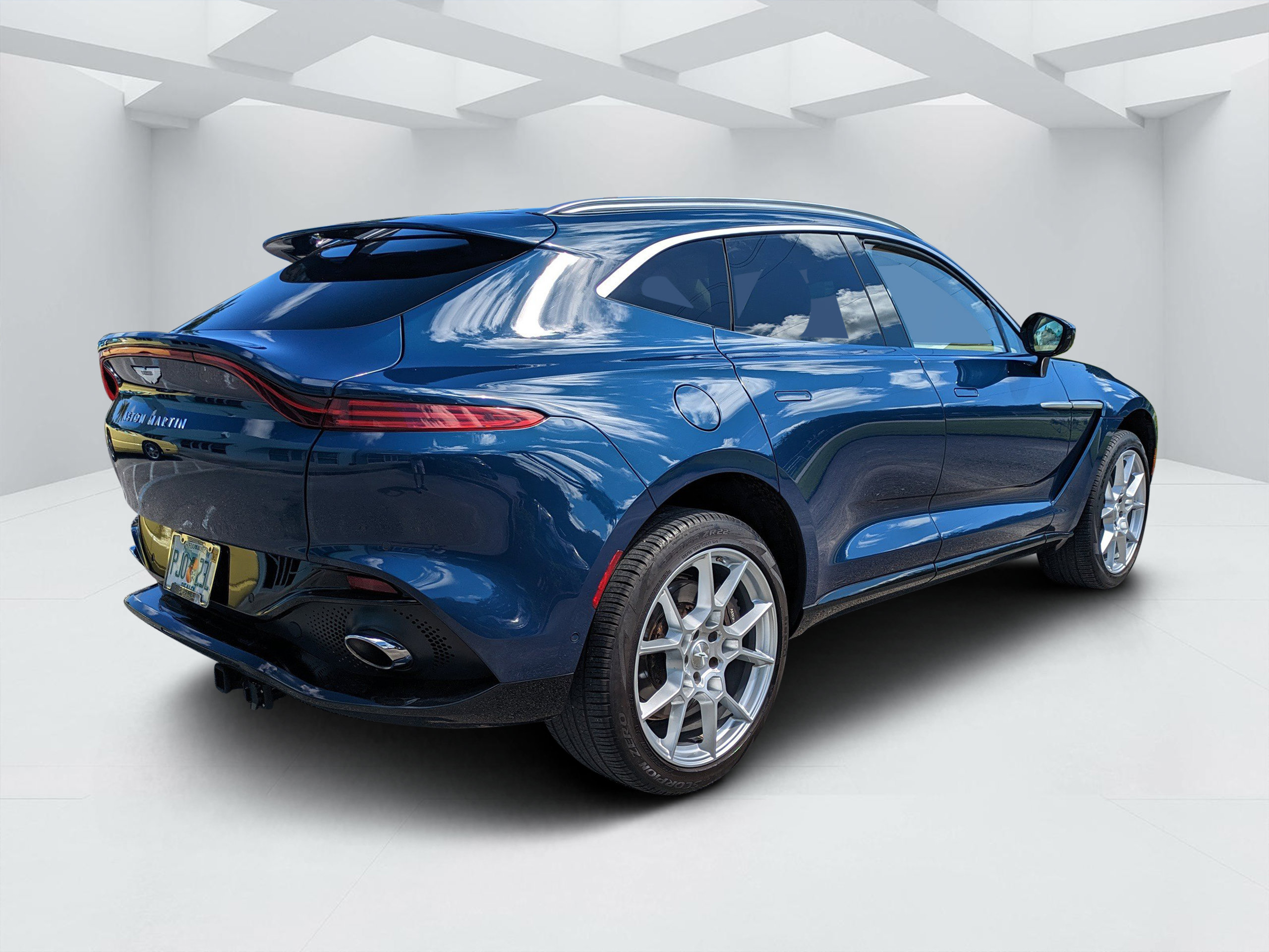 Used 2024 Aston Martin DBX AWD/4WD image 3
