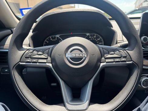Used 2025 Nissan Altima 2.5 SV FWD image 27