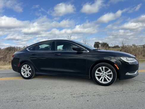Used 2015 Chrysler 200 Limited w/ Convenience Group image 2