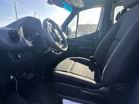 Used 2019 Mercedes-Benz Sprinter 2500 image 9
