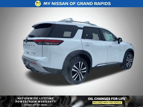 New 2025 Nissan Pathfinder Platinum image 3