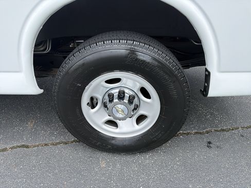 Used 2022 Chevrolet Express 2500 LT RWD image 21