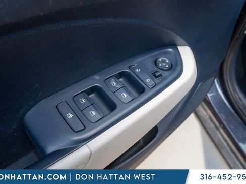 Used 2022 Hyundai Venue Limited FWD image 18