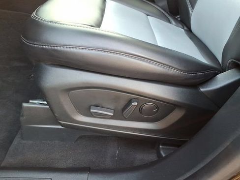 Used 2022 Ford Explorer XLT w/ Equipment Group 202A AWD/4WD image 14
