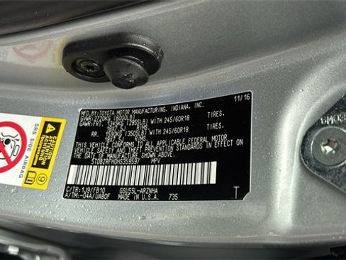 Used 2017 Toyota Highlander LE w/ Carpet Mat Package image 36