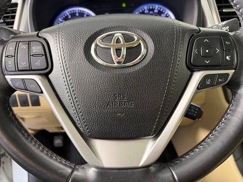 Used 2019 Toyota Highlander XLE AWD/4WD image 16