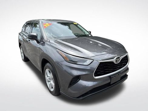 Used 2022 Toyota Highlander L FWD image 3