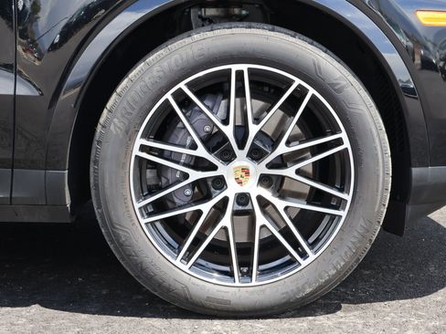 Certified 2024 Porsche Cayenne AWD/4WD image 29