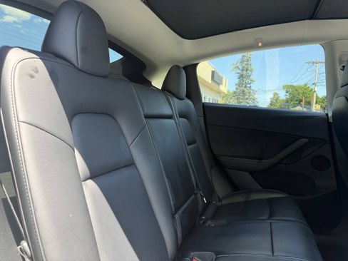 Used 2022 Tesla Model Y Long Range AWD/4WD image 26
