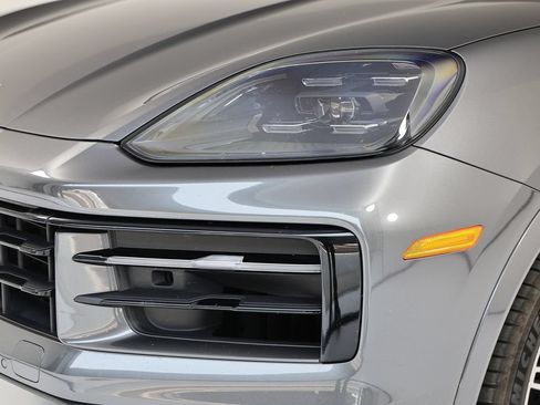 Used 2024 Porsche Cayenne AWD/4WD image 11