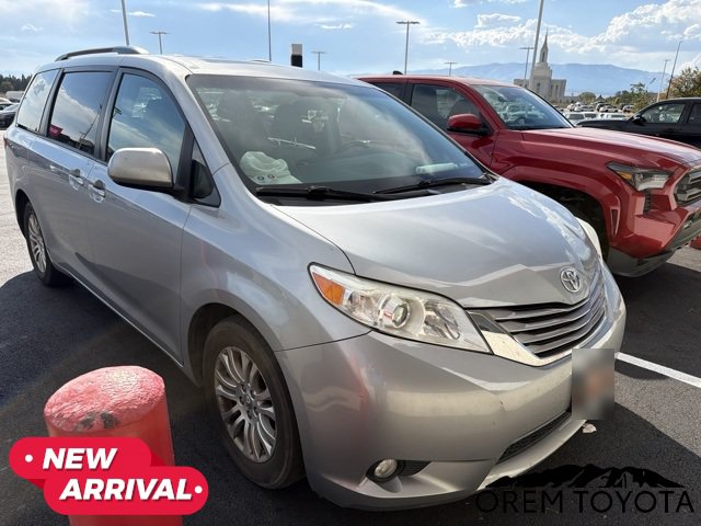 Used 2017 Toyota Sienna XLE Premium FWD image 1