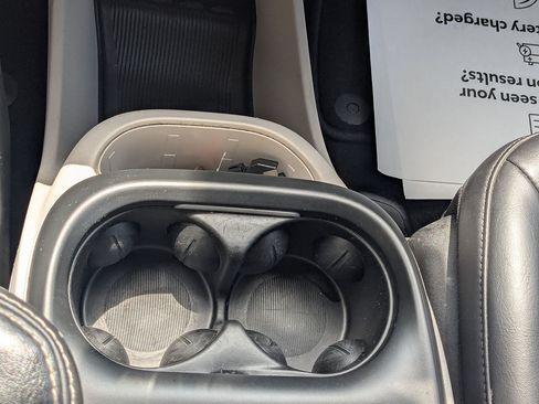 Used 2023 Chrysler Pacifica Touring-L FWD image 21