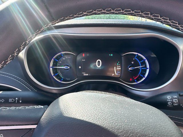Used 2023 Chrysler Pacifica Touring-L FWD image 2
