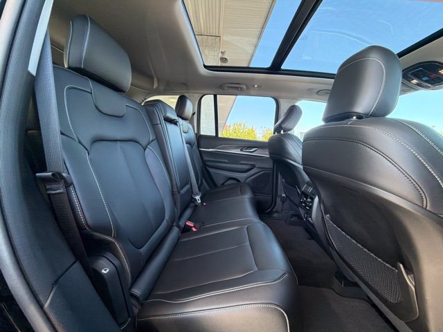 Used 2023 Jeep Grand Cherokee Limited w/ Black Appearance Package AWD/4WD image 18