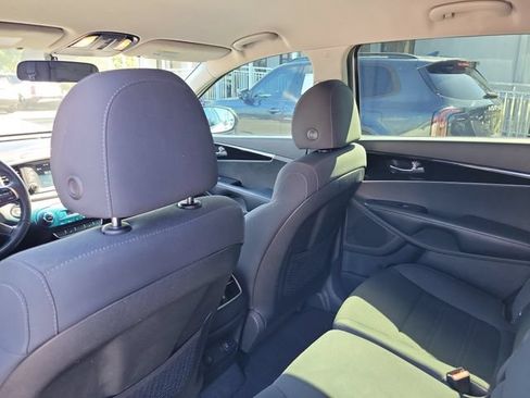 Used 2020 Kia Sorento S FWD image 13