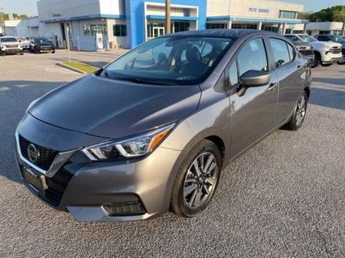 Used 2022 Nissan Versa SV image 3