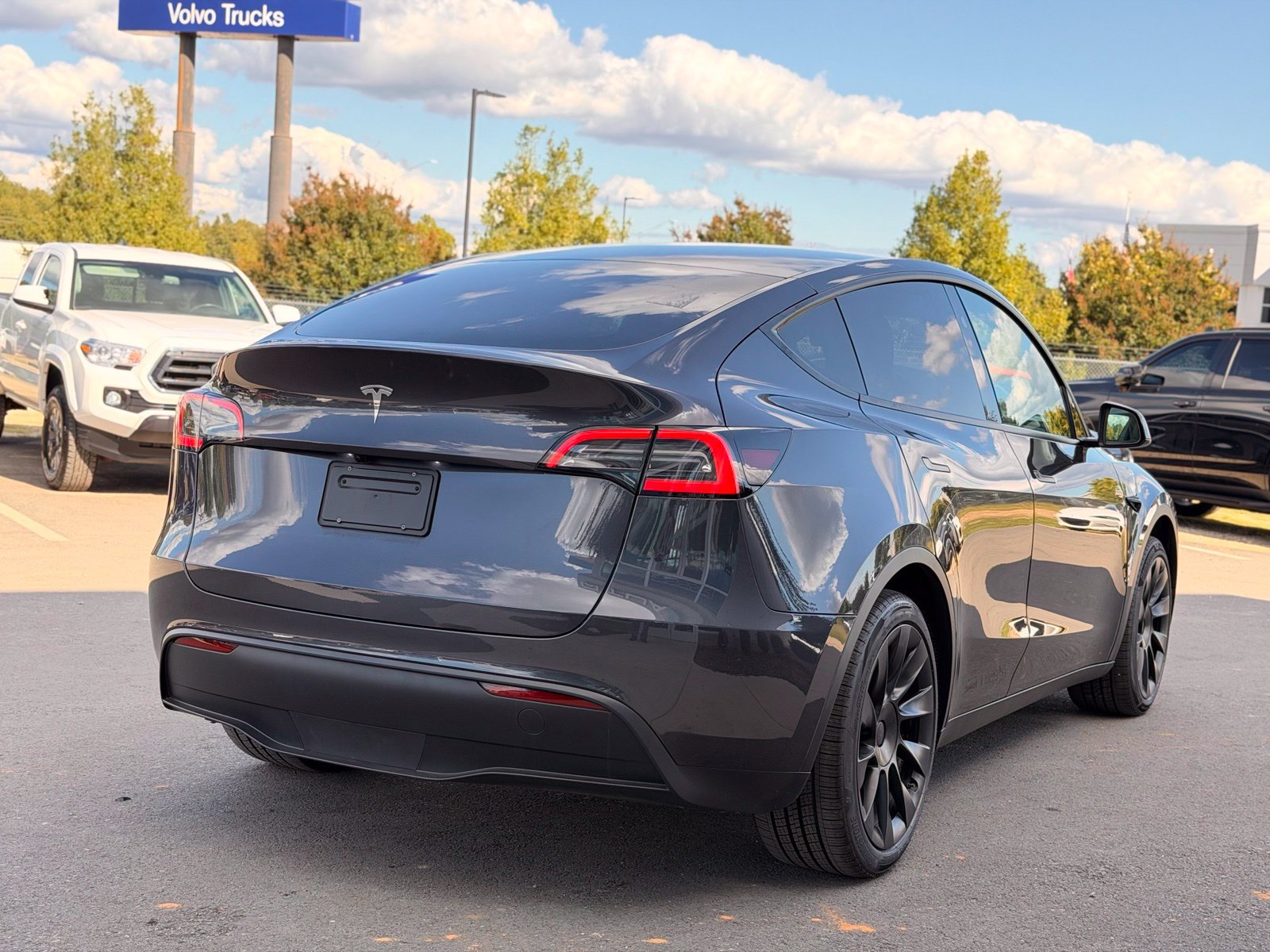 Used 2024 Tesla Model Y Long Range RWD image 8