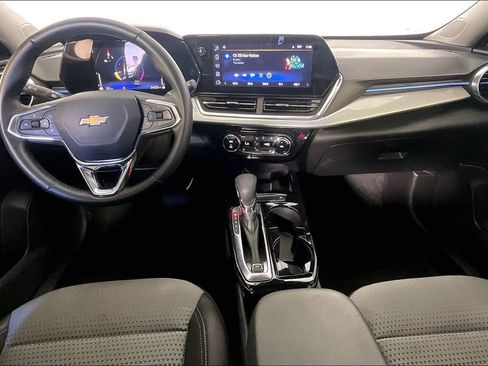 Used 2025 Chevrolet Trax LT w/ LT Convenience Package FWD image 17