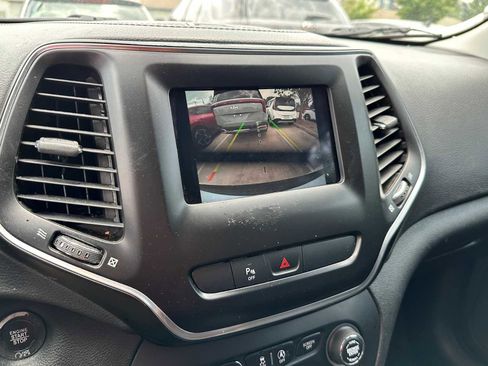 Used 2019 Jeep Cherokee Latitude Plus FWD image 12