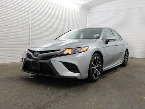 Used 2020 Toyota Camry SE w/ Sunroof Package image 4