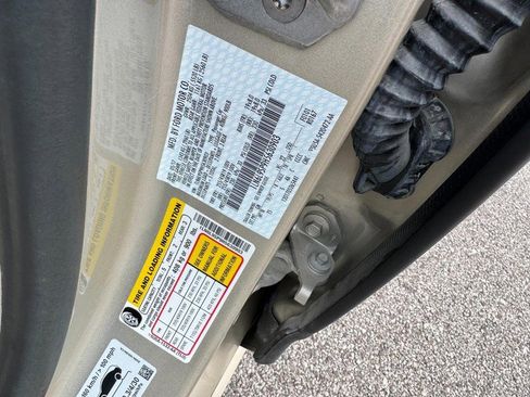 Used 2017 Lincoln Continental Select w/ Climate Package image 28