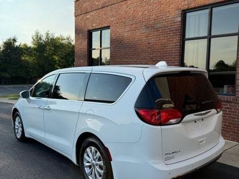 Used 2018 Chrysler Pacifica Touring Plus FWD image 3
