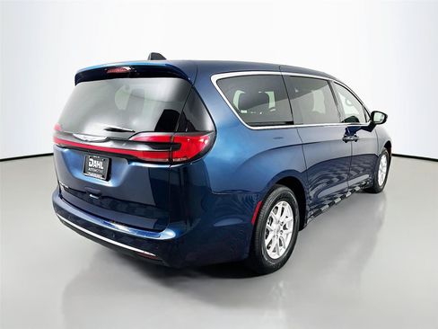 Used 2025 Chrysler Pacifica Select FWD image 13
