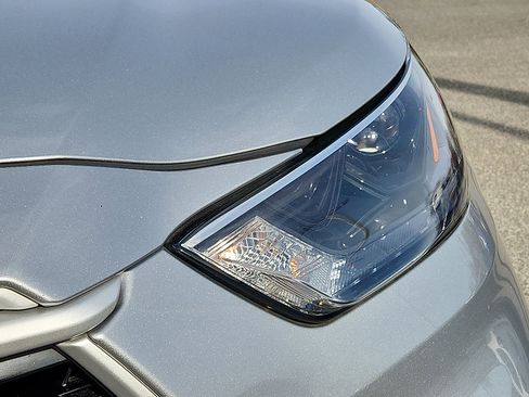 Used 2024 Toyota Highlander XLE image 9