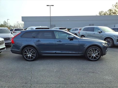 Used 2020 Volvo V90 T6 Cross Country image 3