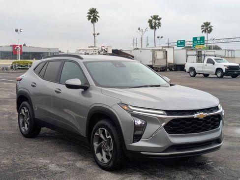 Used 2025 Chevrolet Trax LT image 3