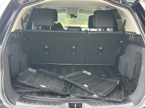 Used 2023 Land Rover Discovery Sport SE image 15