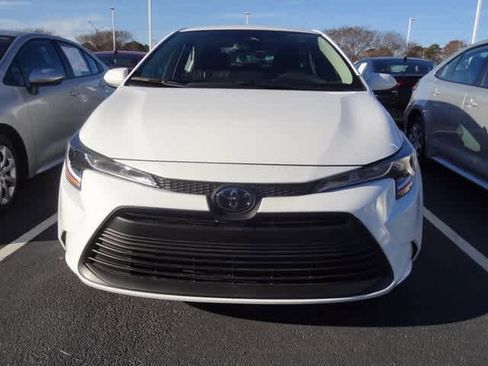 Used 2025 Toyota Corolla SE image 2
