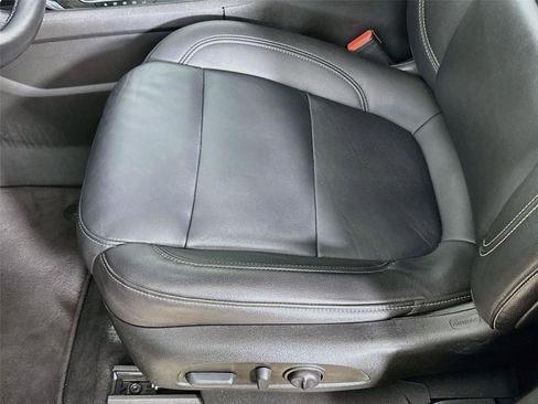 Used 2022 Chevrolet Traverse LT w/ LT Premium Package FWD image 21