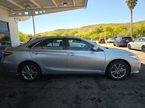 Used 2016 Toyota Camry SE image 5