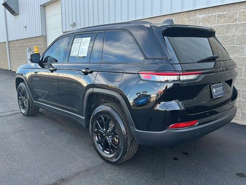 Used 2025 Jeep Grand Cherokee Altitude AWD/4WD image 39