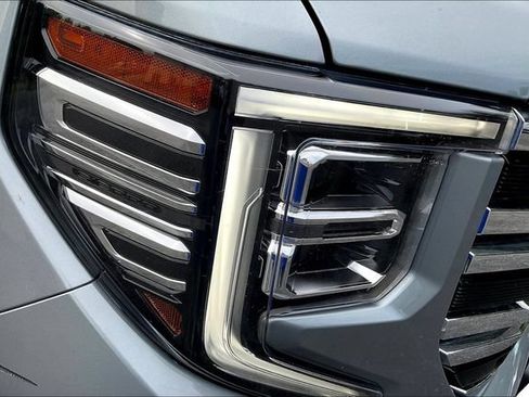 Used 2023 GMC Sierra 1500 SLT w/ SLT Premium Plus Package AWD/4WD image 33