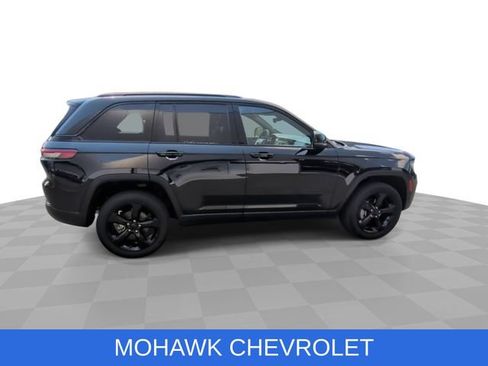Used 2023 Jeep Grand Cherokee Altitude AWD/4WD image 9