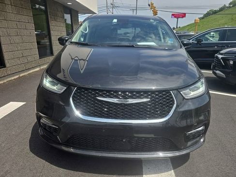 Used 2023 Chrysler Pacifica Touring-L FWD image 2