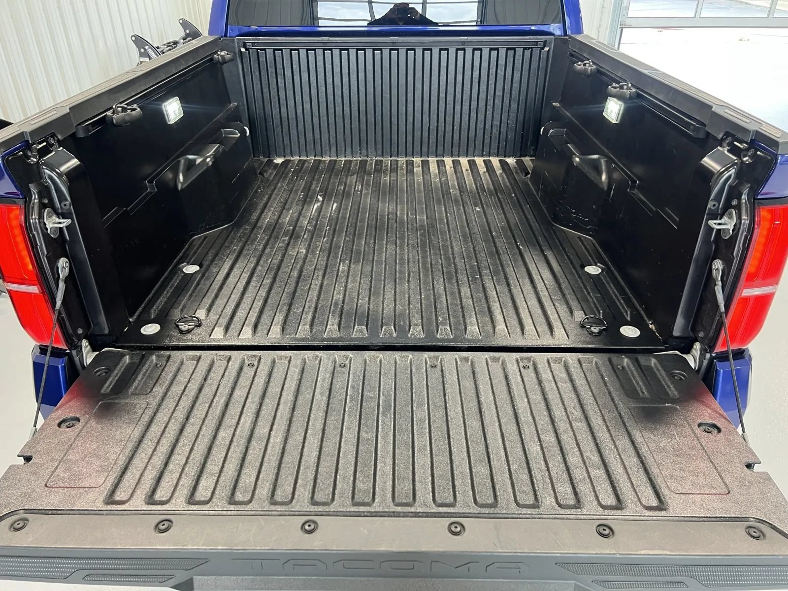Used 2025 Toyota Tacoma SR5 AWD/4WD image 36